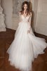 Klassisches V-Ausschnitt rückenfreies Brautkleid mit Rüschen mit gekappten Ärmeln - 2
