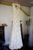 Ärmelloses Etui Luxus Brautkleid mit V-Ausschnitt mit Bordüre - 2