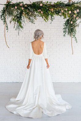 A-Line Hoher Kragen plissiertes romantisches schlichtes Brautkleid aus Satin