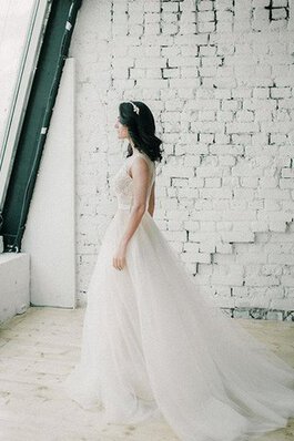 Sweep Zug Strand A-Line romantisches Brautkleid mit Schaufel Ausschnitt mit Applikation