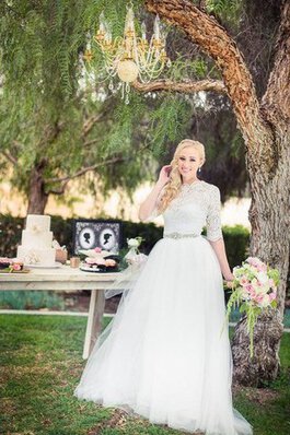 Spitze hoher Ausschnitt zeitloses konservatives Brautkleid mit Bordüre mit Juwel Ausschnitt