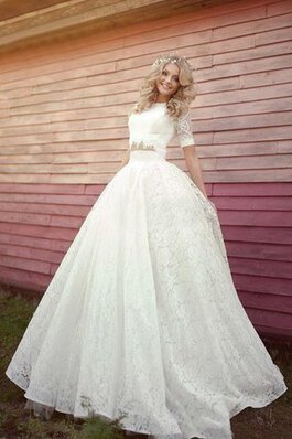 Kurze Ärmeln A-Line Spitze Juwel Ausschnitt romantisches Brautkleid mit Knöpfen