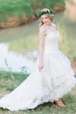Ärmellos A-Line hoch niedrig extravagantes Brautkleid mit Blume mit Bordüre