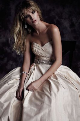 Ärmellos drapiertes Duchesse-Linie romantisches prächtiges bodenlanges Brautkleid