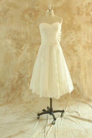 Perlenbesetztes A-Line gerüschtes wadenlanges Brautkleid aus Spitze mit kreuz - Bild 1