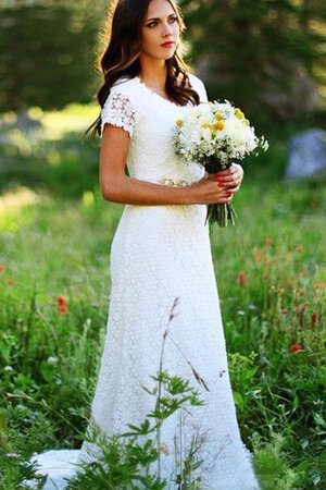 Enges plissiertes klassisches Spitze Brautkleid mit Juwel Ausschnitt mit gekappten Ärmeln - Bild 4