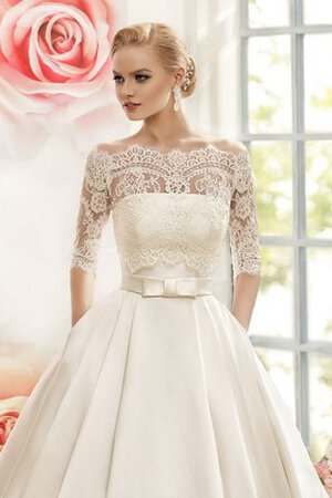 Spitze plissiertes bodenlanges konservatives Brautkleid mit Bordüre mit Tasche - Bild 3