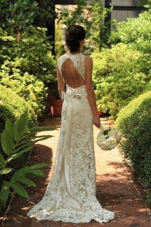 Ärmelloses Etui Luxus Brautkleid mit V-Ausschnitt mit Bordüre - Bild 1