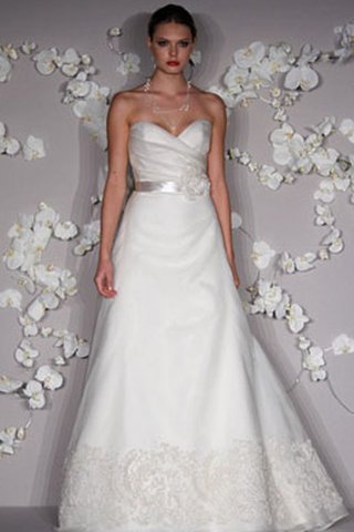 A-Line drapiertes rückenfreies Brautkleid mit Blume mit Schleife - Bild 2