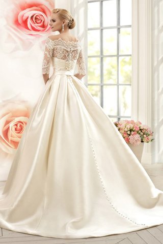 Spitze plissiertes bodenlanges konservatives Brautkleid mit Bordüre mit Tasche - Bild 2