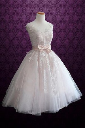 Schlichtes wadenlanges Brautkleid mit Knöpfen mit Bordüre - Bild 1
