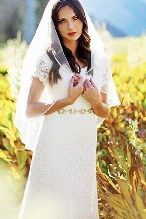 Enges plissiertes klassisches Spitze Brautkleid mit Juwel Ausschnitt mit gekappten Ärmeln - Bild 3