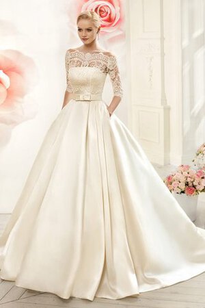Spitze plissiertes bodenlanges konservatives Brautkleid mit Bordüre mit Tasche - Bild 1