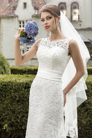 Spitze Ärmellos gerüschtes extravagantes Brautkleid mit Schleife mit Gürtel - Bild 2
