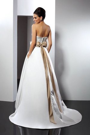 A-Line Satin Prächtiges Brautkleid mit Gürtel mit Blume - Bild 2