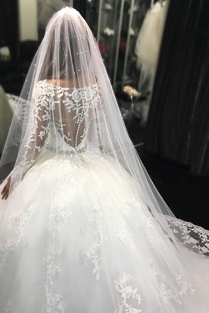 Beliebt Plissiertes Luxus Brautkleid aus Tüll mit Perlengürtel - Bild 3