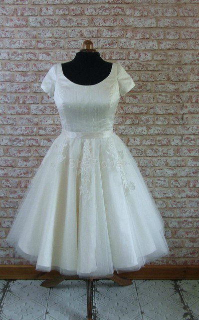 A-Line Tüll knielanges Brautkleid mit Applikation mit gekappten Ärmeln - Bild 1
