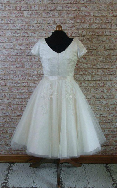 A-Line Tüll knielanges Brautkleid mit Applikation mit gekappten Ärmeln - Bild 2