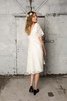 Robe de mariée vintage de col bateau ligne a avec manche courte de longueur à genou - 3