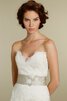 Elastischer Satin Etui natürliche Taile glamouröses Brautkleid mit Bordüre mit Gürtel - 3