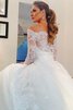 Spitze Empire Taille A-Line Sweep Zug Brautkleid mit Bordüre mit Pailletten - 2