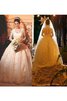 Robe de mariée derniere tendance distinguee avec bouton appliques col en reine - 3