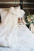 Robe de mariée nature charmeuse romantique derniere tendance avec manche courte - 1