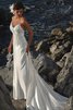 Gerüschtes Ärmelloses rückenfreies romantisches Brautkleid mit Bordüre aus Satin - 1