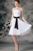 Gerüschtes trägerlos knielanges Brautjungfernkleid aus Chiffon mit Schleife - 4