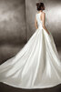 Robe de mariée de princesse populaire en satin dans l'eglise romantique - 3