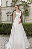 Robe de mariée simple luxueux avec manche courte col en reine appliques - 1