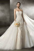 Robe de mariée charme en salle avec fleurs naturel exceptionnel - 5