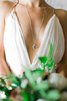 Robe de mariée en plage de col en v sans dos à la mode avec chiffon - 3