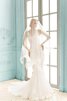 Robe de mariée avec sans manches de traîne courte de fourreau de col en v appliques - 2