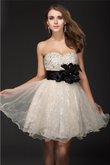 Robe de cocktail bref de princesse manche nulle ligne a en organza