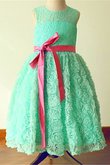 Robe de cortège enfant ligne a col ras du cou manche nulle de princesse avec fleurs