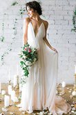 Robe de mariée en plage de col en v sans dos à la mode avec chiffon