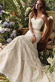 Robe de mariée elégant avec ruban avec sans manches avec gradins de traîne courte