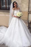 Robe de mariée en tout plein air dans l'eglise joli de traîne mi-longue delicat