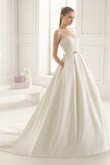 Abito da Sposa decorato Moderno Pomposo a Sala con Fiore classico