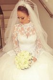 Abito da sposa a chiesa lunghi delicato lupetto a terra in pizzo