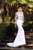 Robe de mariée distinguee classique avec manche longue col u profond en satin