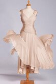 Gerüschtes A-Line Ärmelloses wadenlanges prächtiges Brautjungfernkleid aus Chiffon