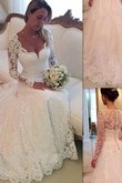 Robe de mariée naturel elégant avec manche longue textile en tulle de col en v