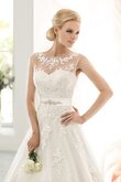Robe de mariée naturel avec perle manche nulle col en bateau ceinture en étoffe