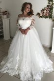 Natürliche Taile Junoesque Bodenlanges Brautkleid aus Tüll mit Sweep Zug