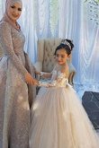 Robe de cortège enfant avec manche longue avec fleurs en tulle coupé naturel