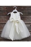 A-Line plissiertes Duchesse-Linie Tüll Blumenmädchenkleid mit Schleife mit Blume