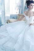 Robe de mariée manche nulle avec gradins d'epaule ajourée décolleté dans le dos en tulle