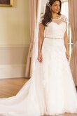 Robe de mariée distinguee vintage avec manche épeules enveloppants avec perle col en v foncé